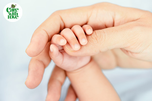 phản xạ cầm nắm ở trẻ sơ sinh
